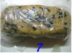 将面团整成长方体，套上保鲜袋放冰箱冷冻40分钟；