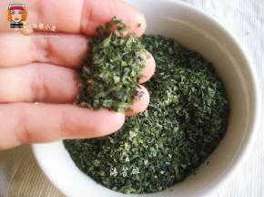 第一回做时用的海苔片，剪海苔有些麻烦。后来买了海苔碎，用起来方便多啦。