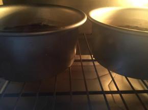 烤箱150度预热5分钟，中下层烤45-55分钟，看上色情况随时调整温度和时间。