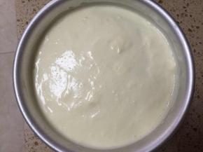 放入模具，用刮刀刮平表面。