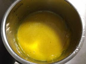 这期间可以制作豆乳：将鸡蛋加40克糖打匀。