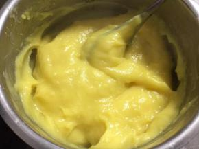 全程小火不断搅拌，熬成如图的糊糊状，晾至常温。