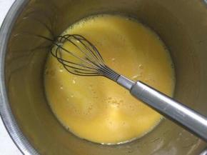 首先制作一个戚风蛋糕：将蛋白蛋黄分离，蛋黄里加入牛奶，油，蛋黄糊的糖，搅拌均匀，最后筛入面粉翻拌均匀。