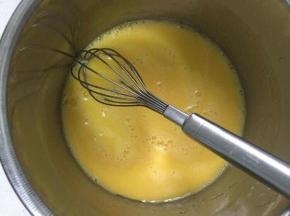 首先制作一个戚风蛋糕：将蛋白蛋黄分离，蛋黄里加入牛奶，油，蛋黄糊的糖，搅拌均匀，最后筛入面粉翻拌均匀。