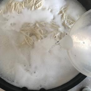 期间热水快要溢出锅子，点一点凉水