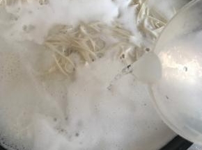 期间热水快要溢出锅子，点一点凉水