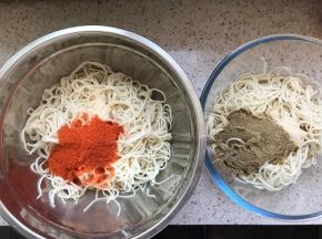 分成两份，一份放奥尔良调味粉，鸡粉，盐，另一份是孜然粉，鸡粉，盐
