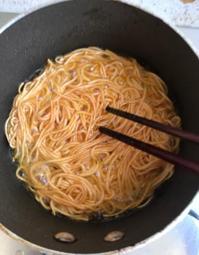 找类似雪平锅的锅子，直筒型的，放比平时炒菜多两倍的油，半煎半炸的油量，小火，放入大约4分之一到3分之一的面条，量随意，用筷子铺平整。