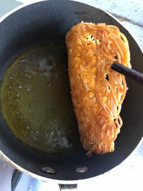 煎至底面定型，焦黄，翻面