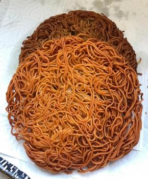 出锅放到厨房纸巾上，吸油