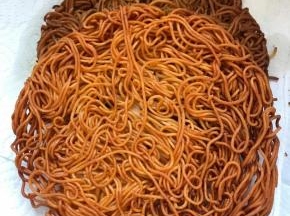 出锅放到厨房纸巾上，吸油