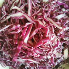 紫甘蓝淡盐水中浸泡15分钟，冲洗干净，然后切细丝