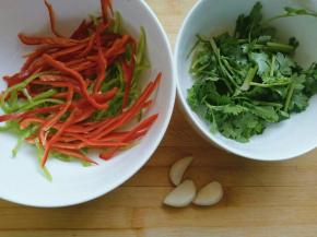 青红椒洗净切丝，香菜切断，大蒜拍碎