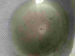 锅中放适量的油，把花椒放入，炸出香味后，捞出花椒不要