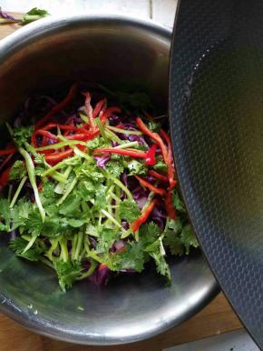 将适量的醋，少许白糖，盐，拍碎的大蒜加入到成紫甘蓝的盆中，倒入炸好的花椒油，喜欢吃辣的话可以再加适量的辣椒油，和炒熟的芝麻