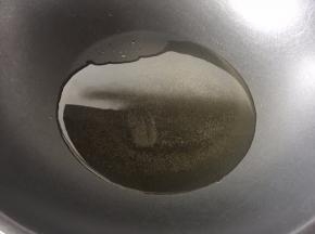 锅里倒入适量油烧至八成热