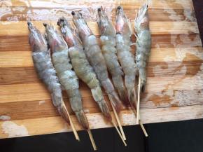 再用竹签串起来