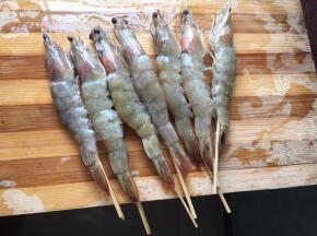 再用竹签串起来