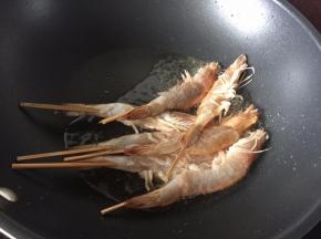 然后将虾放入油锅中炸