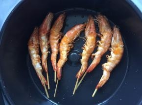 将滤干油份的虾放入空气油炸机里