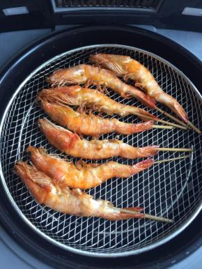 然后放入网筛中滤去油份