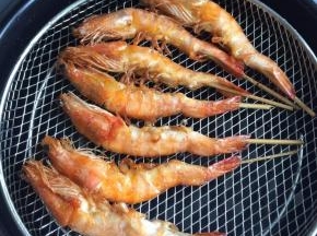 然后放入网筛中滤去油份