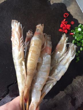 虾用厨房纸巾吸干表面水分