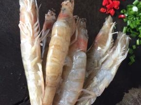 虾用厨房纸巾吸干表面水分