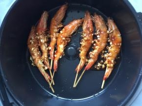 然后淋入调好的酱料