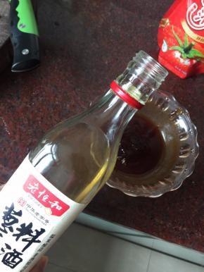 将番茄酱、蚝油、又伊鲜鲜味酱油、糖粉、葱姜料酒放入碗中，搅拌均匀