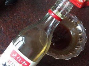 将番茄酱、蚝油、又伊鲜鲜味酱油、糖粉、葱姜料酒放入碗中，搅拌均匀