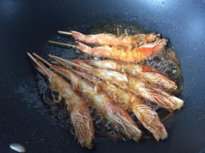 炸至表面金黄，虾壳酥脆