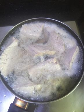 把猪肉去筋膜，顺着肉的纹理切块，大点的，再冲洗干净，放到锅里里放凉水先煮下去血水
