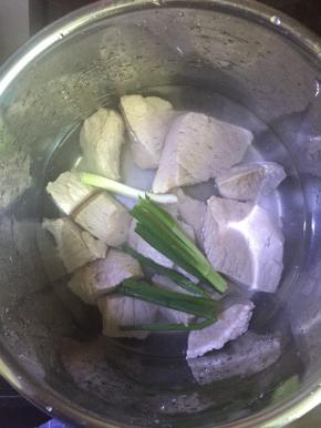 血水去掉冲洗干净猪肉后，再加入水刚好没过肉就行，再把葱放入（因为我做的是儿童肉松，所以没加太多调料，可以再加点料酒，姜），放在电压力锅里选择肉类功能煮熟就行