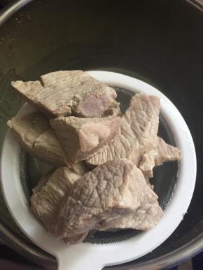 待到自然放气之后开盖倒出把汤水沥干就行