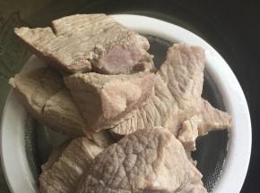 待到自然放气之后开盖倒出把汤水沥干就行
