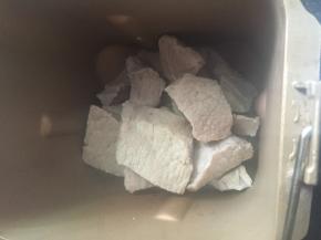 将猪肉倒入面包机里面，先启动电源，选择Imix程序一次（20分钟）
