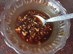 然后加入姜末和蒜末拌匀