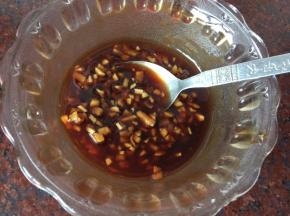 然后加入姜末和蒜末拌匀