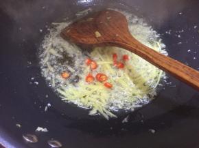 放入红辣椒一起煸香