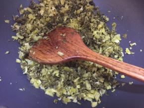 将酸菜洗净后切碎，干锅炒酸菜（炒去水分）