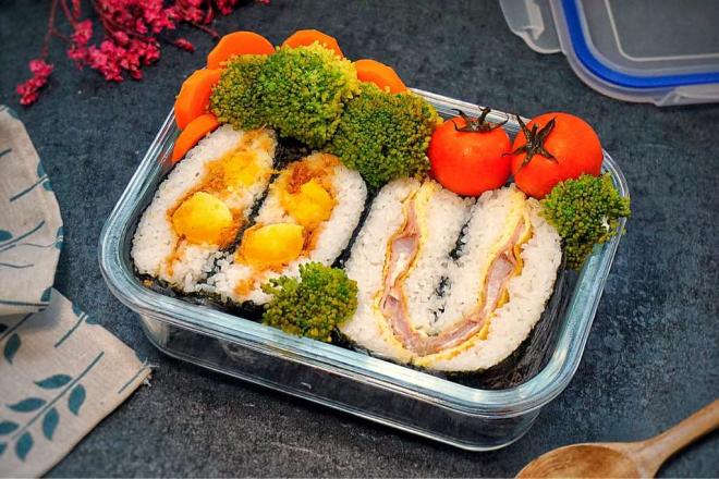 咸蛋黄肉松和叉烧火腿便当