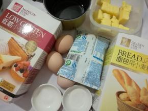 准备好材料。鸡蛋打成全蛋液。