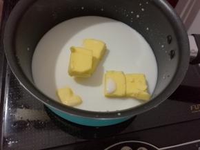 黄油，水，糖，盐放入奶锅。