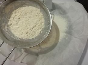 高筋粉低筋粉过筛。