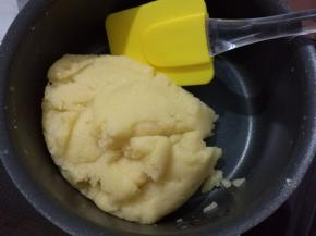 关火，加入过筛好的面粉，搅拌均匀。继续小火加热至水分蒸发，面团细腻。