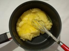 离火，慢慢加如全蛋液，少量多次，每次的蛋液与面团搅拌均匀后再加入下一次。