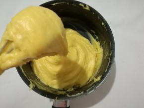 直到蛋液用完，提起打蛋器，面团呈倒三角状即可。烤箱预热上下火210度15分钟。