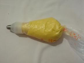 裱花带装入八齿裱花嘴，装入面糊。