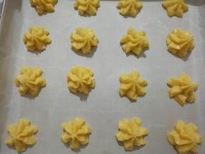 垂直挤在铺了油纸的烤盘。